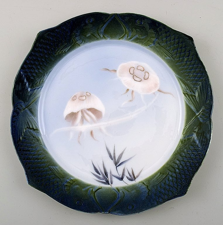 Arnold Krog for Royal Copenhagen: "Fish service" dinner plate in porcelain, decorated in colors with jelly fish.