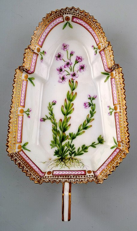 Tidligt Royal Copenhagen nr. 20/3543 Flora Danica.Asiet med hank.