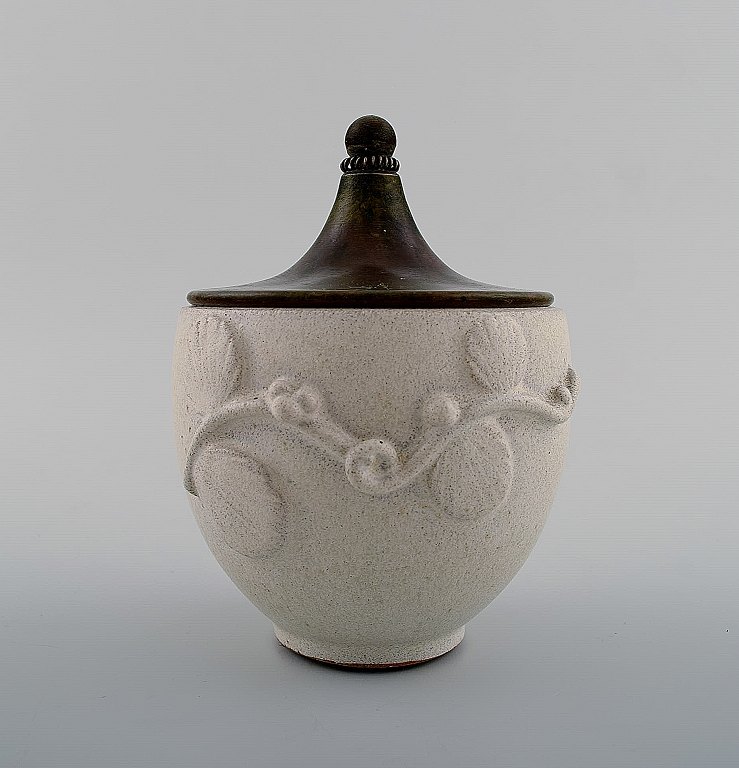 Arne Bang (1901-1983). Jar with lid of glazed stoneware with foliage in relief, lid of patinated bronze.