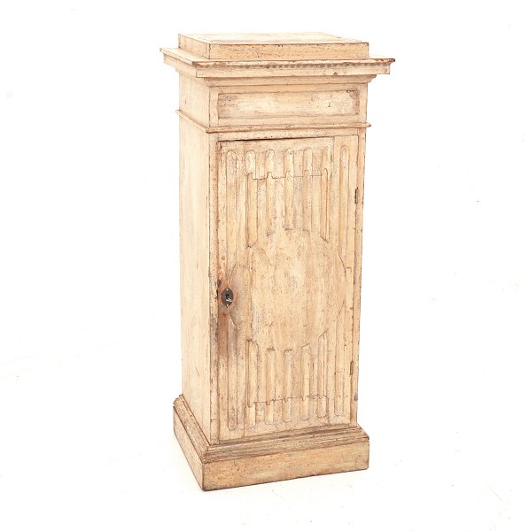 Louis XVI pedestal cabinet, original colors. Denmark circa 1780. H: 110cm. B: 48,5cm. D: 39cm