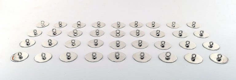 Sæt på 36, sterlingsølv bordkortholdere eller menuholdere fremstillet af Cartier, New York.