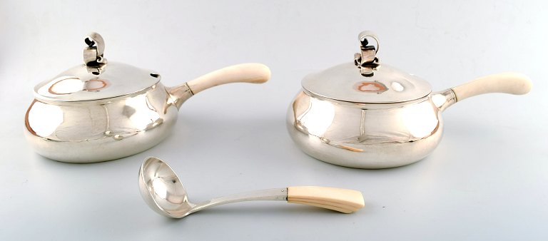 Evald Nielsen: A pair of serving bowls with cover and a sauce ladle of sterling silver. Handles of ivory.