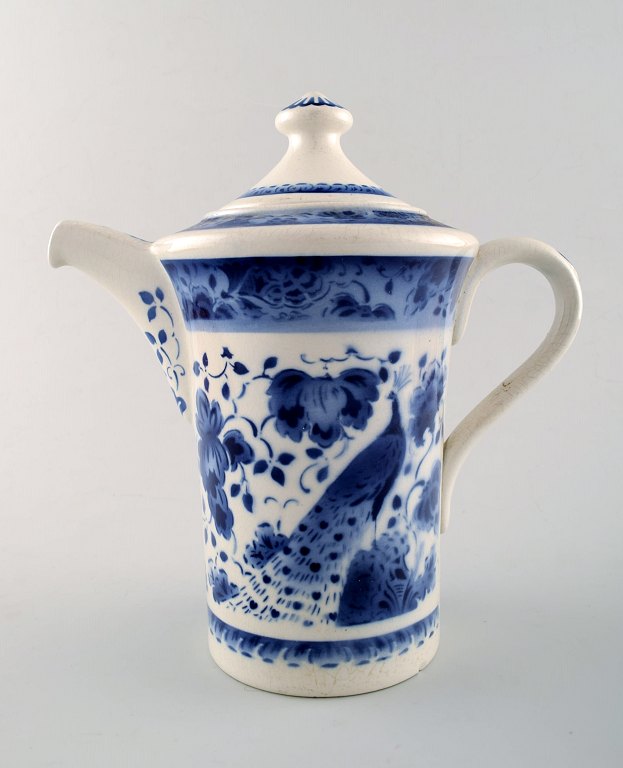 Påfuglestel fra Københavns fajancefabrik/Aluminia. Kaffekande i fajance.