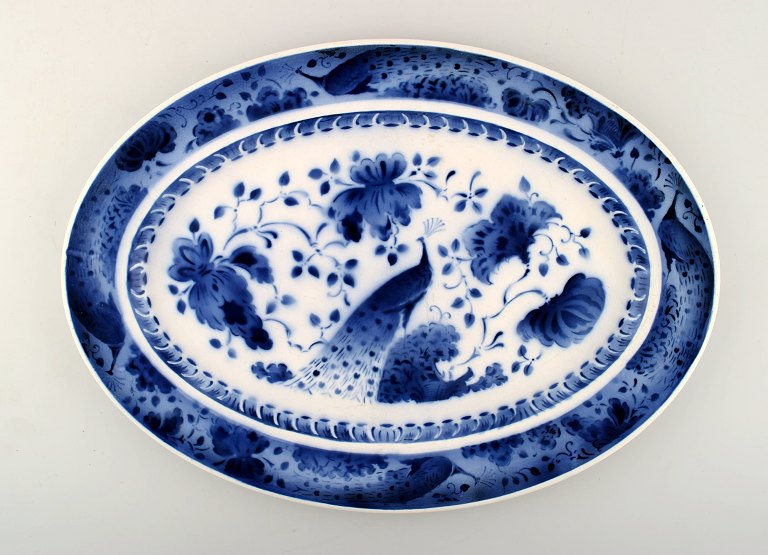 Påfuglestel fra Københavns fajancefabrik/Aluminia. Stort ovalt fad i fajance.