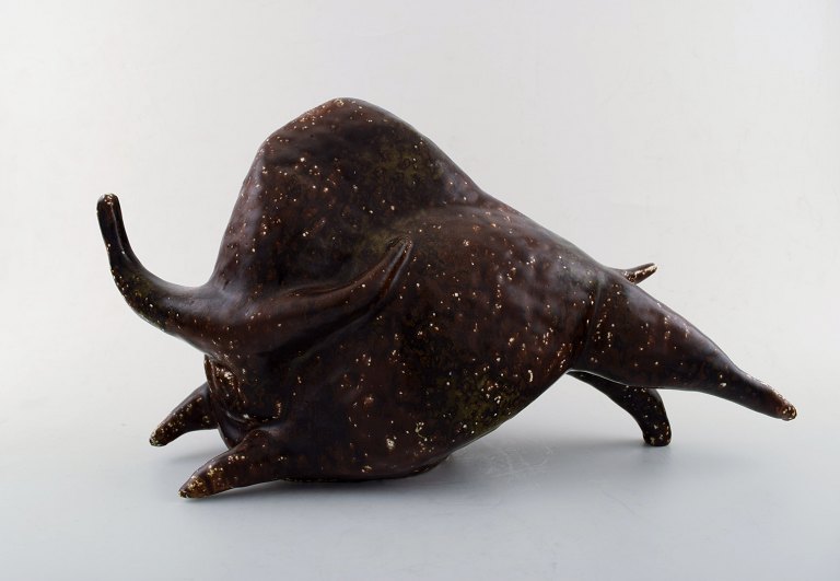 Meget stor Rörstrand/Rørstrand stentøjsfigur i Picasso stil, tyr på stand af træ.