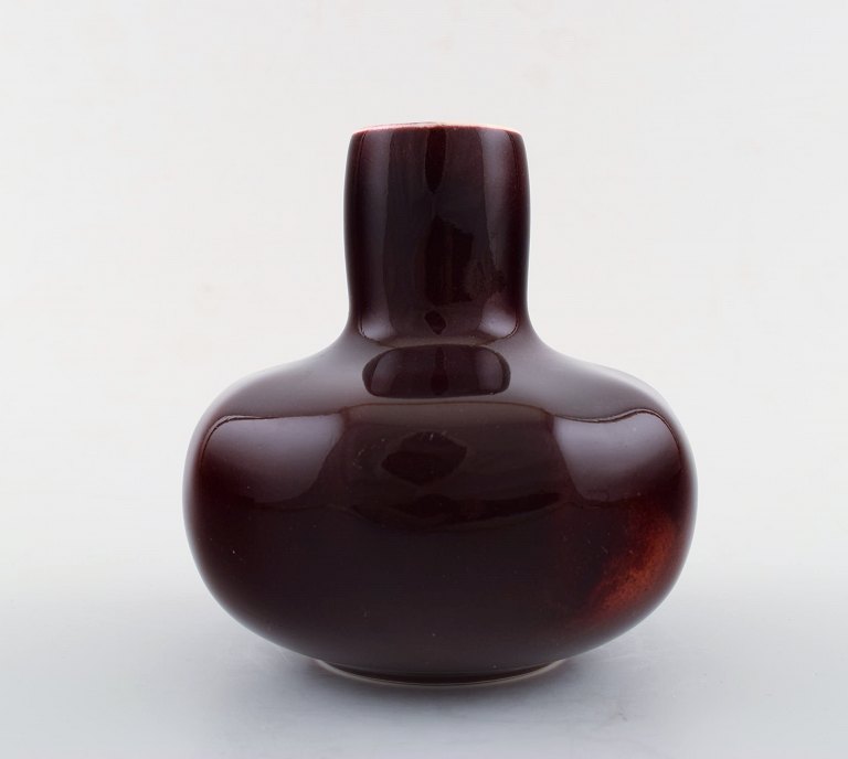 Sjælden Lisbeth Munch Petersen, vase af porcelæn, Bing & Grøndahl.  Buttet korpus, smal hals.