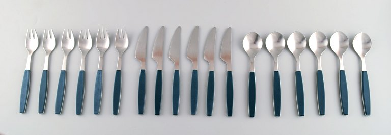 Complete service for 6 p., Henning Koppel. Stainless steel and green plastic cutlery. Manufactured by Georg Jensen.