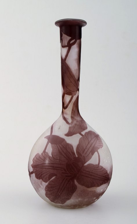 Emile Gallé kunstglasvase, ca. 1910´erne.Dekoreret med violette blomster.