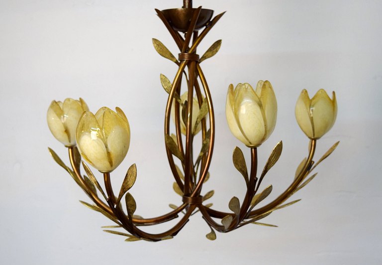 Possoni Italien. Lysekrone med stel af delvist bronzefarvet metal dekoreret med bladværk.