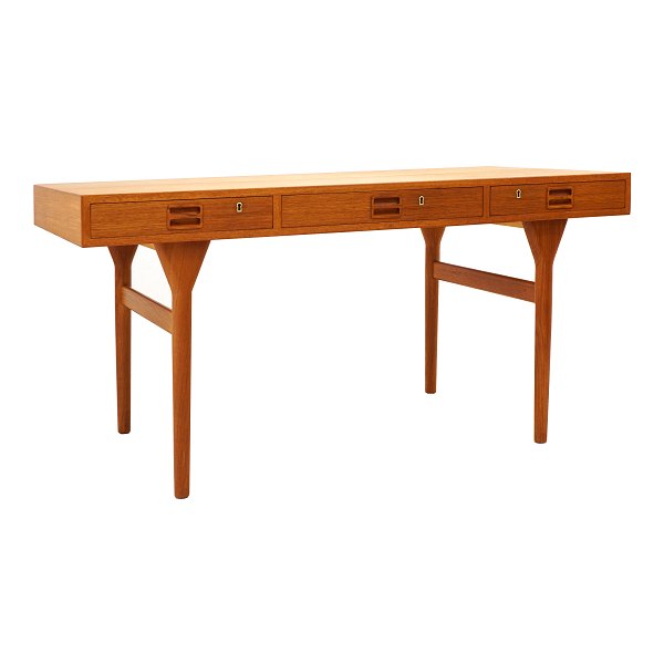 Nanna Ditzel, 1923-2005: Schreibtisch, Teak, mit drei Schubladen. Guter Zustand. Neue Beschläge. H: 74,5cm. Platte: 75x145cm