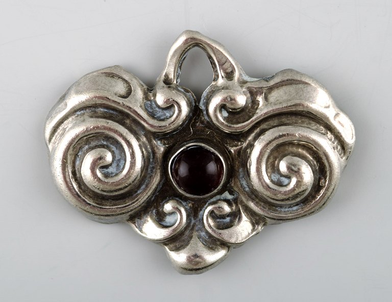 Danish Art Nouveau brooch in silver. Early 1900s.