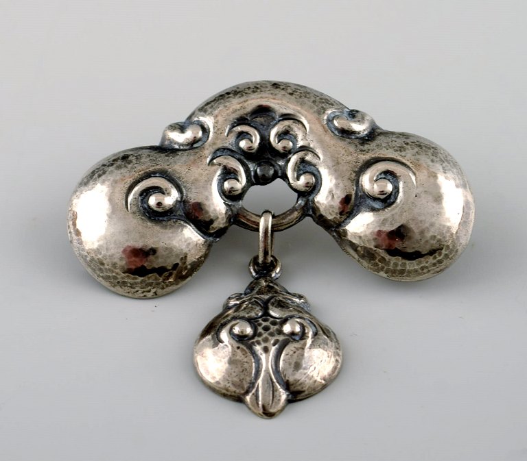 Danish Art Nouveau brooch in silver. Early 1900s.