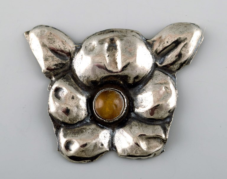 Danish Art Nouveau brooch in silver. Early 1900s.