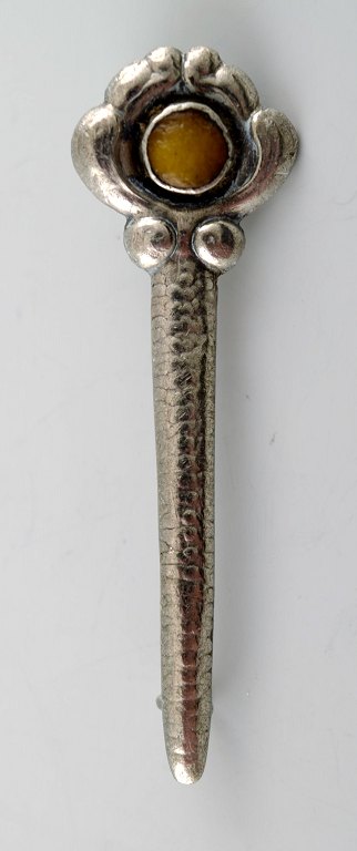 Danish Art Nouveau brooch in silver. Early 1900s.