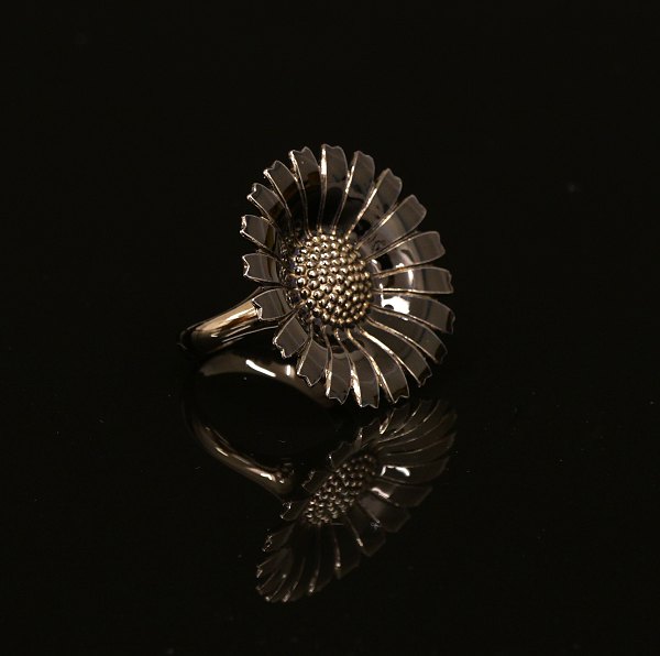 Georg Jensen: Stor Daisy / Marguerit ring af rhodineret sterlingsølv. D: 3,2cm. Ringstr. 58