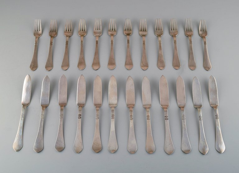 I. Eleonora Møller - Copenhagen (1915 - 1973)Complete 12 persons fish service, 1930s.