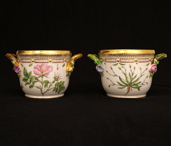 Royal Copenhagen: Two Flora Danica wine coolers, porcelain. #3570. H: 12,2cm. D: 14,5cm
