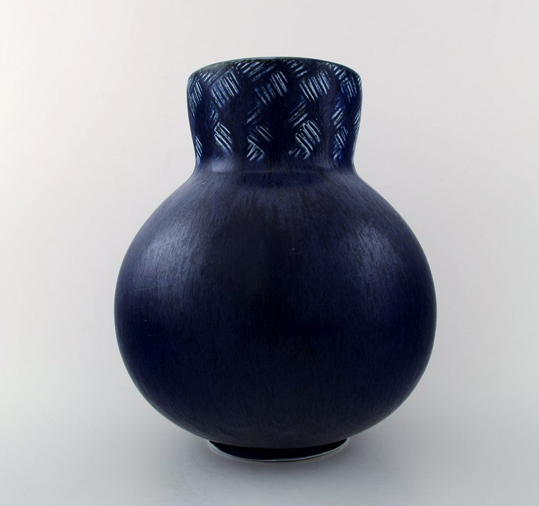 Eva Stæhr Nielsen for Saxbo, stor keramik vase i moderne design.Smuk glasur i mørkeblå toner.