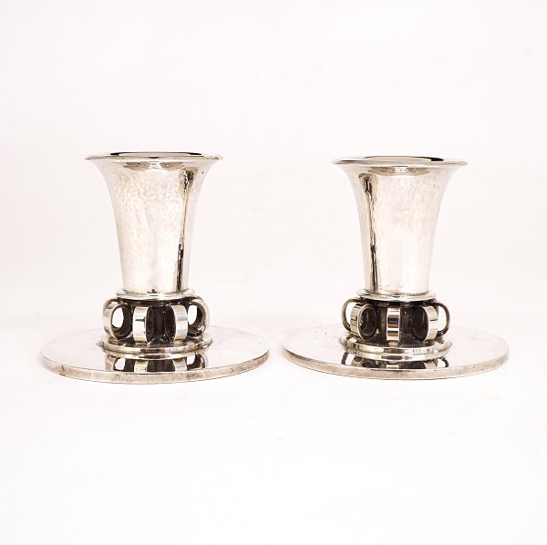 Oscar Gundlach-Pedersen for Georg Jensen: A pair of candlesticks. #539. Sterlingsilver. H: 7,5cm. W: 354gr