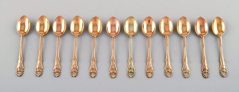 12 danske mokkaskeer i forgyldt 3 tårnet sølv, ca. 1930´erne.