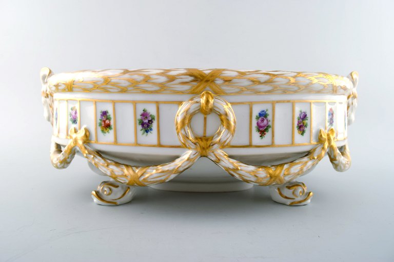 Henriette, Kongelig porcelæn. Royal Copenhagen Henriette, håndmalet porcelæn med guldkant. Kgl. Henriette, meget sjælden stor skål med væddere, 444/11532.