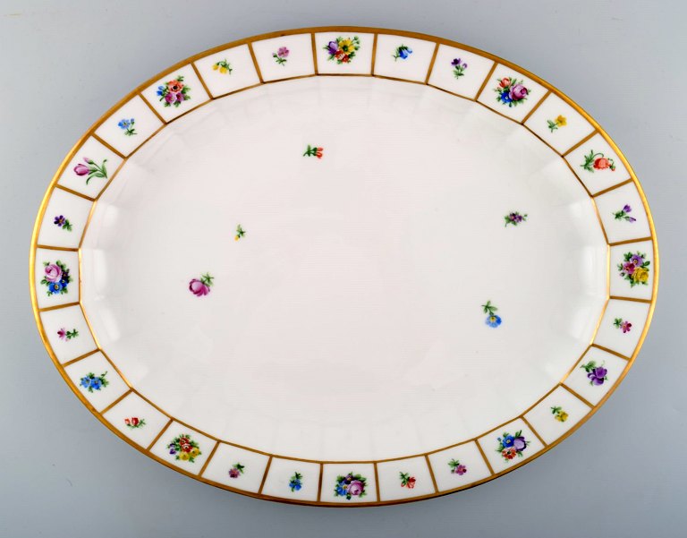 Royal Copenhagen Henriette oval serving dish. Hand-painted porcelain, Henriette No. 444/8541.