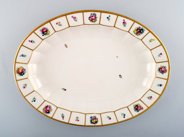 Royal Copenhagen Henriette oval serving dish. Hand-painted porcelain, Henriette No. 444/8598.