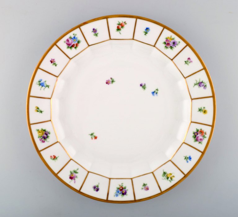 Royal Copenhagen Henriette large round dish. Hand-painted porcelain, Henriette No. 444/8544.
