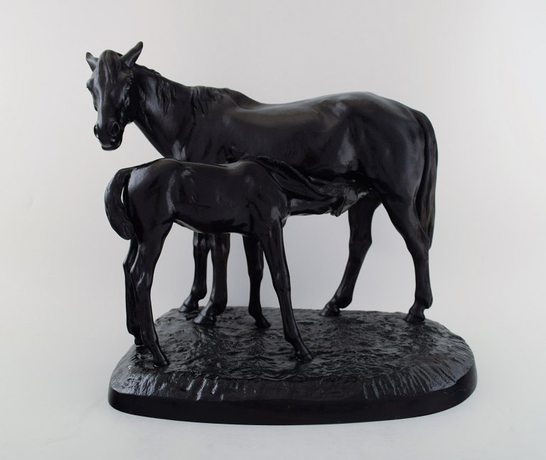 Kasli, large Russian sculpture of patinated cast iron in the form of a horse with foal.