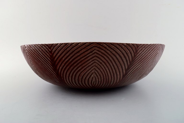 Axel Salto: f. København 1889, d. Frederiksberg 1961.  Royal Copenhagen cirkulær bordskål af stentøj i riflet stil