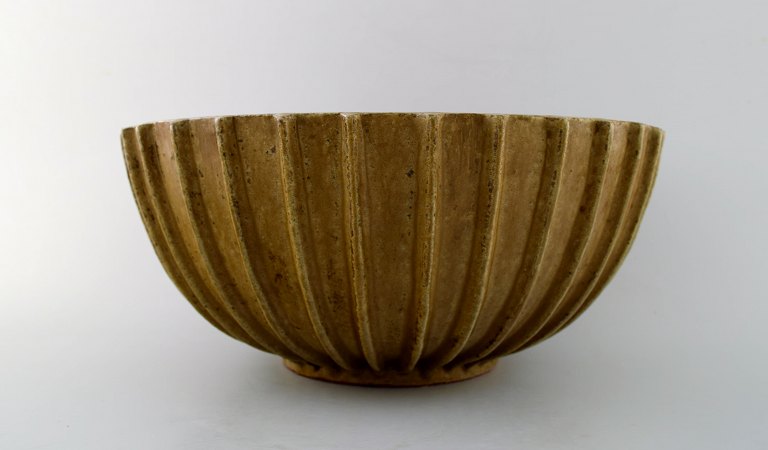 Arne Bang. Stoneware bowl with fluted corpus decorated with brown / ocher speckled glaze.