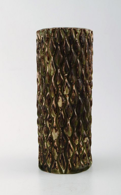 Axel Salto (1889-1961) for Royal Copenhagen. Vase af stentøj modelleret i spirende stil, dekoreret med grønlig sung glasur.