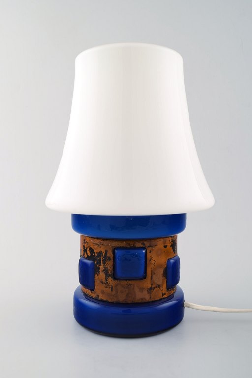 Viktor Berndt for Flygfors Glasbruk, table lamp in art glass, screen in art glass.