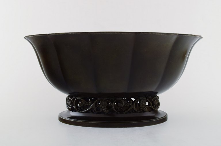 Just Andersen art deco diskometal jardiniere/opsats, nummer 164. 