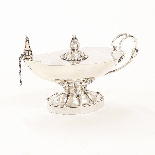 Georg Jensen: Oil lamp, silver. Period 1925-32. #12. H: 7,9cm. L: 14,5cm. W: 167gr