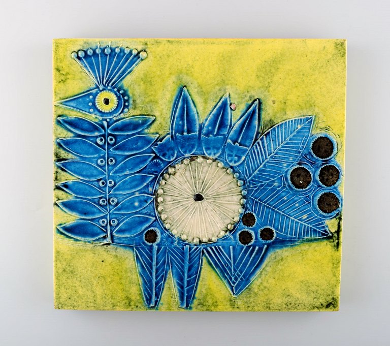 LISA LARSON (1931 -) for Gustavsberg, vægplakette, stentøj, retro. 
Blå fugl på gul baggrund.