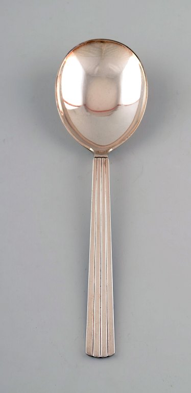 2 stk. Georg Jensen sølvbestik  Bernadotte sølvbestik Georg JensenBernadotte, Georg Jensen sølvbestik. Bestikmønster nr. 9 Bernadotte sterlingsølv 925. Serveringsske, længde 21 cm.