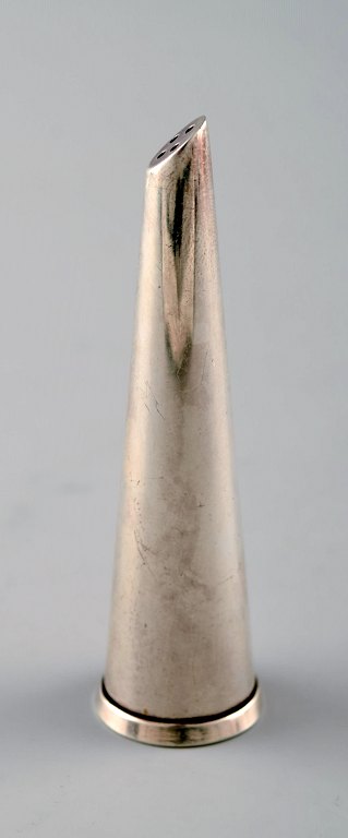 E. Dragsted. Modernist pepper pot of sterling silver.