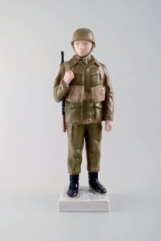 Bing & Grøndahl/B&G, figur af porcelæn i form af soldat/artillerist i kampuniform. Dessinnr. 2444.
