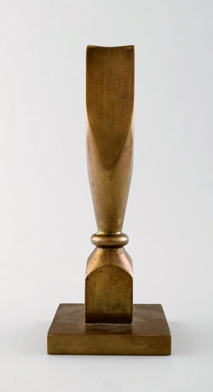 Gusum metal, lysestage i messing.