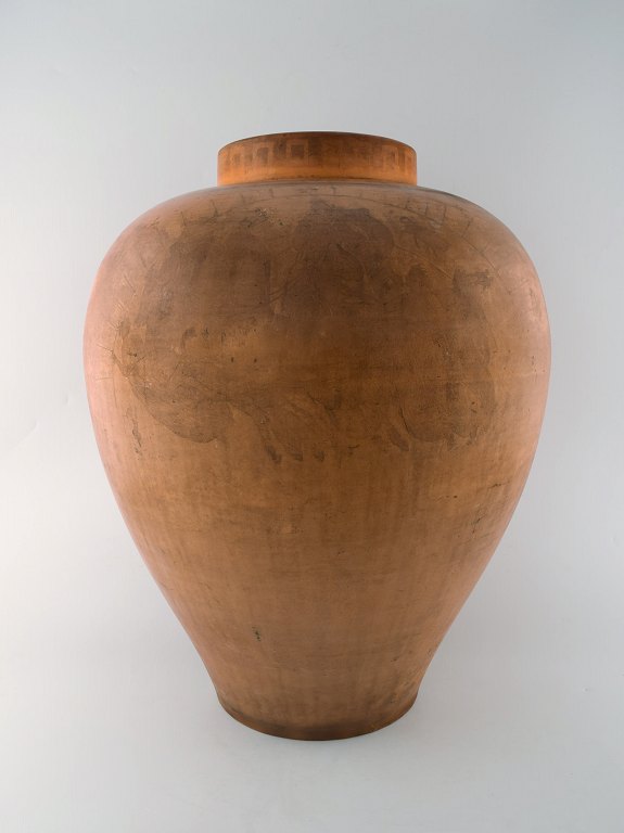Kolossal P. Ipsen sjælden museumskvalitet vase af terracotta dekoreret med klassisk sceneri. Galopperende heste spændt for stridsvogn.