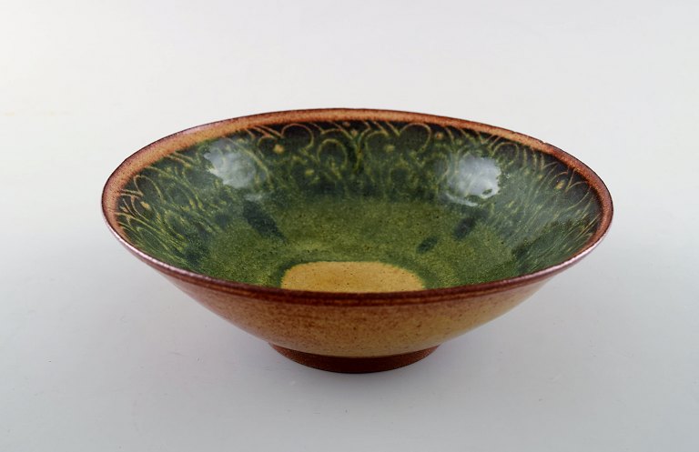 Gudrun Meedom Bæch (1915-2011). Ceramic bowl decorated with stylized ornamentation and glaze in green colors.
