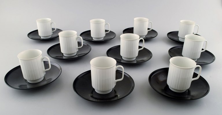 Tapio Wirkkala for Rosenthal, Studio-linie, Porcelaine noire, 10 personers kaffe/mokkaservice i sort og hvidt porcelæn, moderne design, riflet. Designet i 1962.