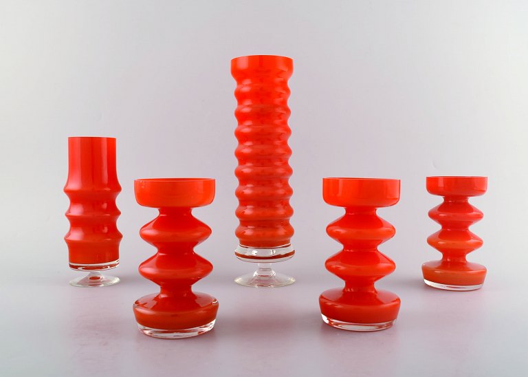 Samling svensk kunstglas, 5 orange vaser i moderne design.