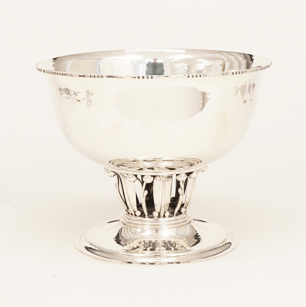 Stor Louvre bowle af Georg Jensen. Dateret 1921. #19B. H: 19cm. D: 24cm. V: 1.009gr
