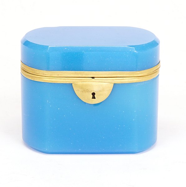 Kandisskrin i blåt opalineglasFrankrig ca. år 1840H: 9cm. B: 11,5cm