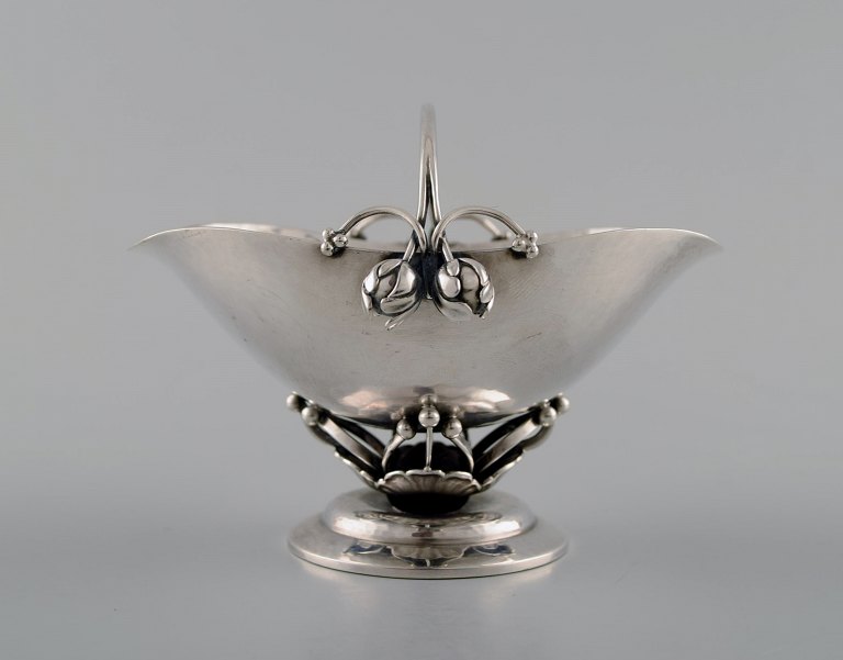 Georg Jensen: Skål af sterlingsølv, smedet med blomsterknopper og gennembrudt stamme med blade.