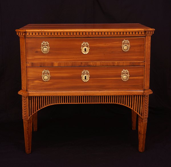 A 18th century Louis XVI-Chest of drawers. Altona, Northgermany, circa 1780. H: 79,5cm. Plate: 51x84cm
