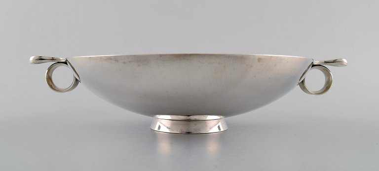 GUSTAV PEDERSEN for Georg jensen. Stor art deco skål med hanke på fod i sterlingsølv. 