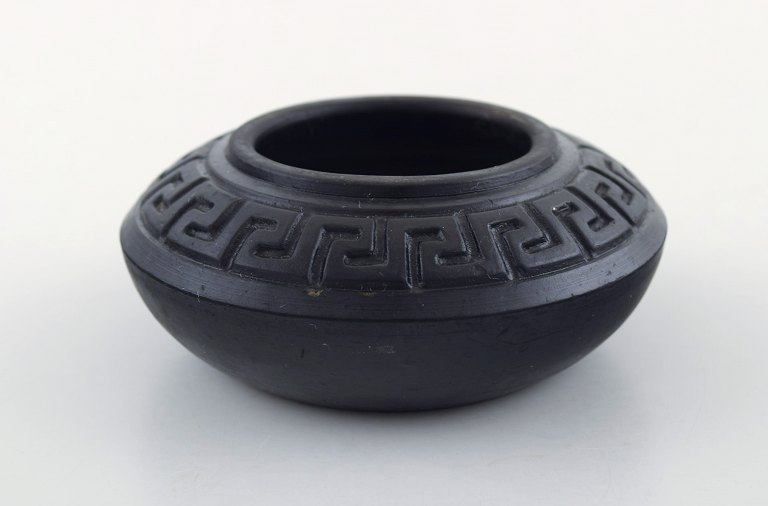 Hjorth udsmykket terracotta krukke.